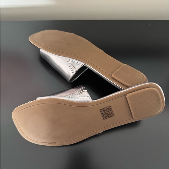 DKNY by Donna Karen Metallic Silver And Rhinestone Slide On Sandals Size 8 - Picture 8 of 8
